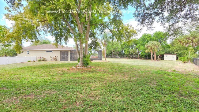 Building Photo - CUTE AND SPACIOUS 3 BEDROOM/ 2 BATH POOL HOME! NORTH PALMETTO! PET FRIENDLY!