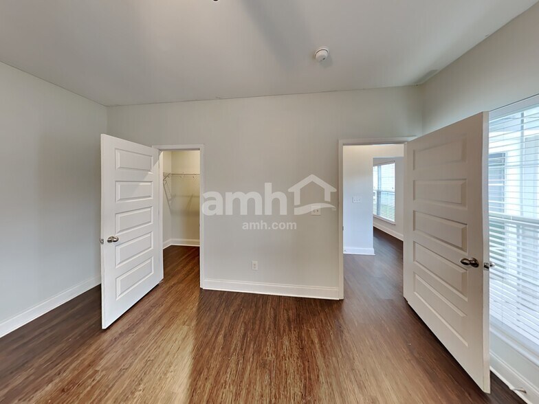 Building Photo - 5506 Central Grove Sq