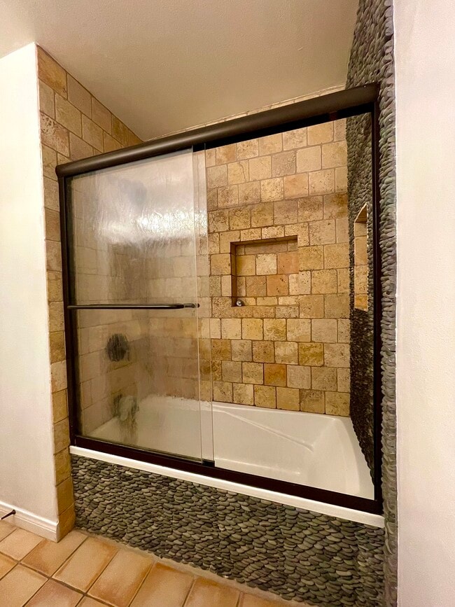 Two shower nooks - 1325 Wellesley Ave