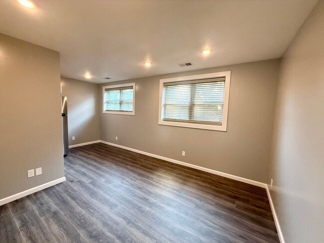 Building Photo - Pre Leasing 26-27 School Term! Newly Renovated 1 Bed / 1 Bath in Central MHK!