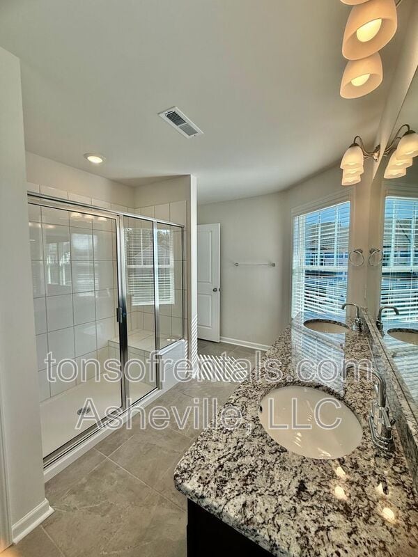 Building Photo - 216 Vly Breeze Rd