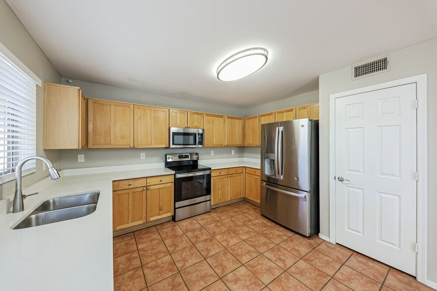 Building Photo - 15911 W Tasha Dr