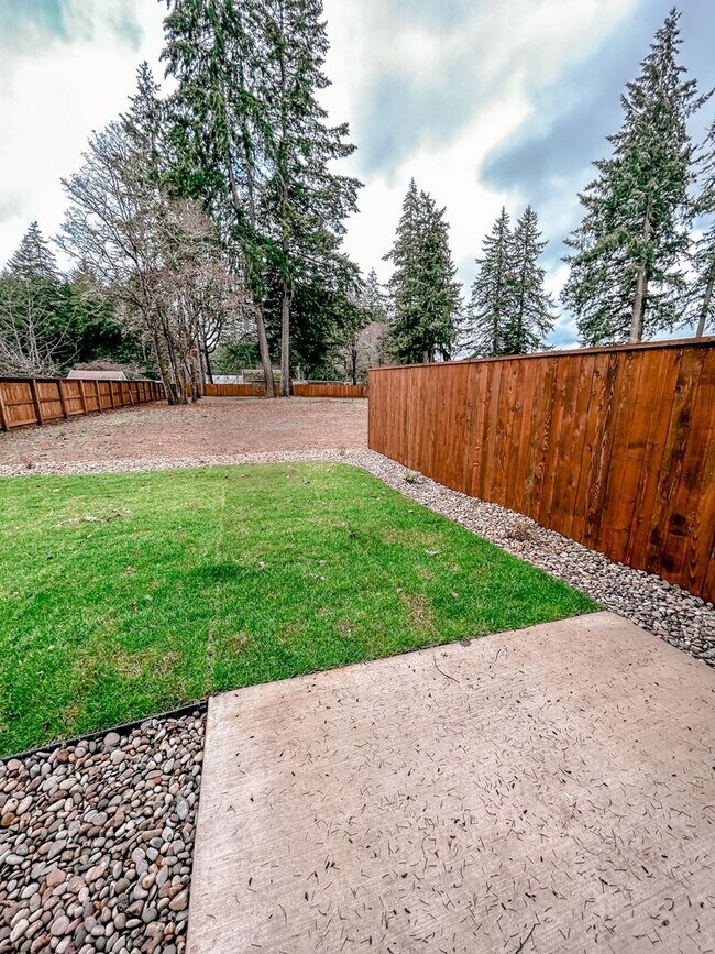 Building Photo - Newer 3-Bedroom Townhome in Veneta — Summe...
