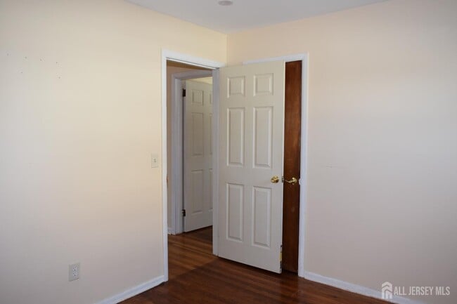 Building Photo - 57 E Tappen St