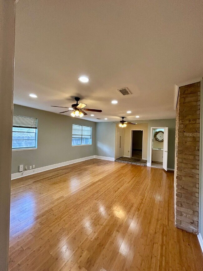 Building Photo - Spacious 5-Bedroom Home Steps from Walnut ...