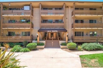 Building Photo - Top-Floor 1 Bed/1 Bath Condo in Point Loma – Resort-Style Amenities!