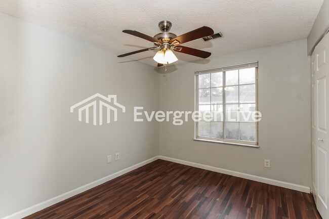 Building Photo - 112 N Donar Dr