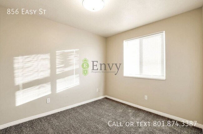 Building Photo - 856 Easy St