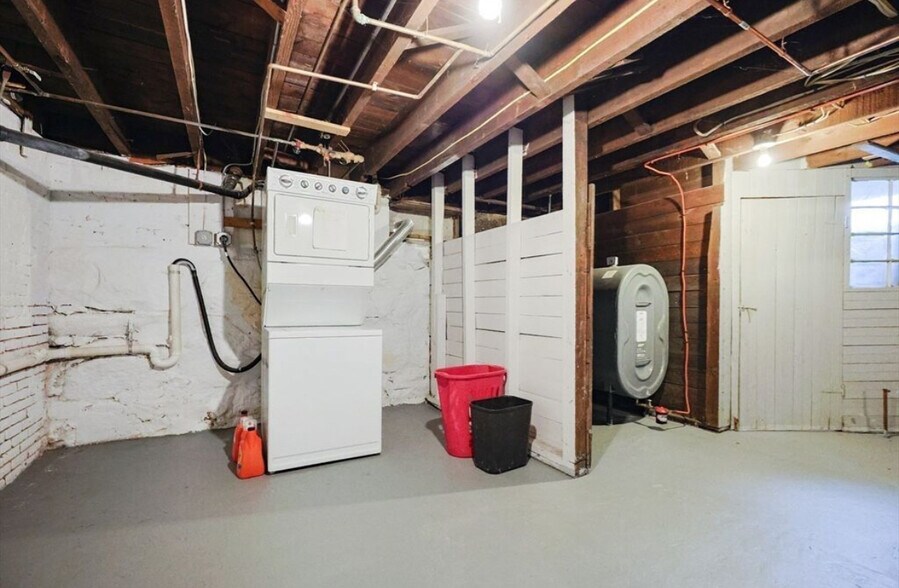 Building Photo - 258 Main St