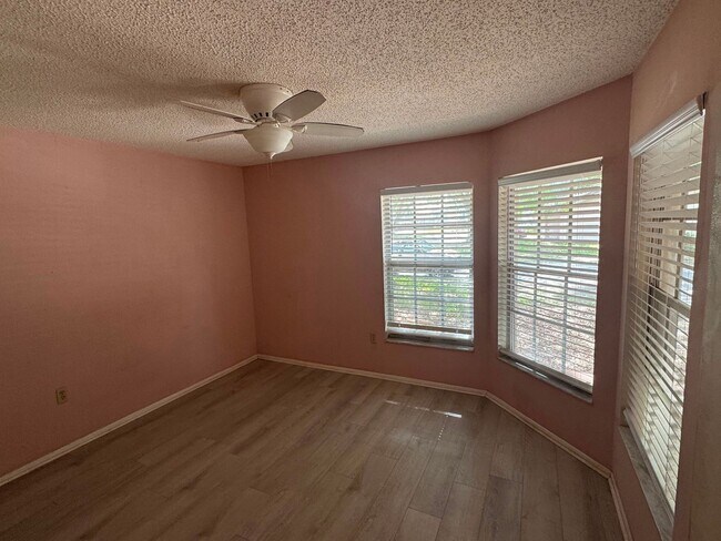 Building Photo - Spacious Lakeland 3-Bedroom Home with 2-Car Garage & Large Driveway