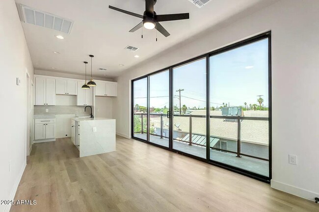 Building Photo - 411 N 32nd Pl