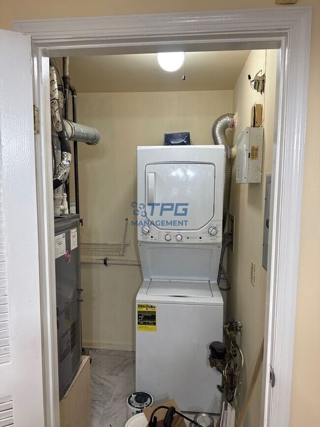 Building Photo - 414 Waterford Dr