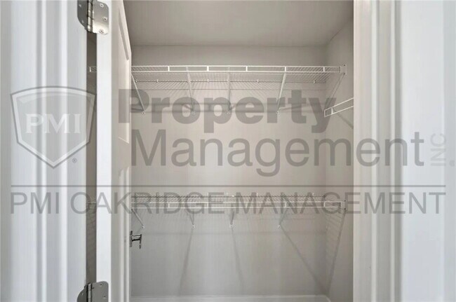 Building Photo - 3 Bed 3 1/2 Bath Single Family Home with Attached 2 Car Garage