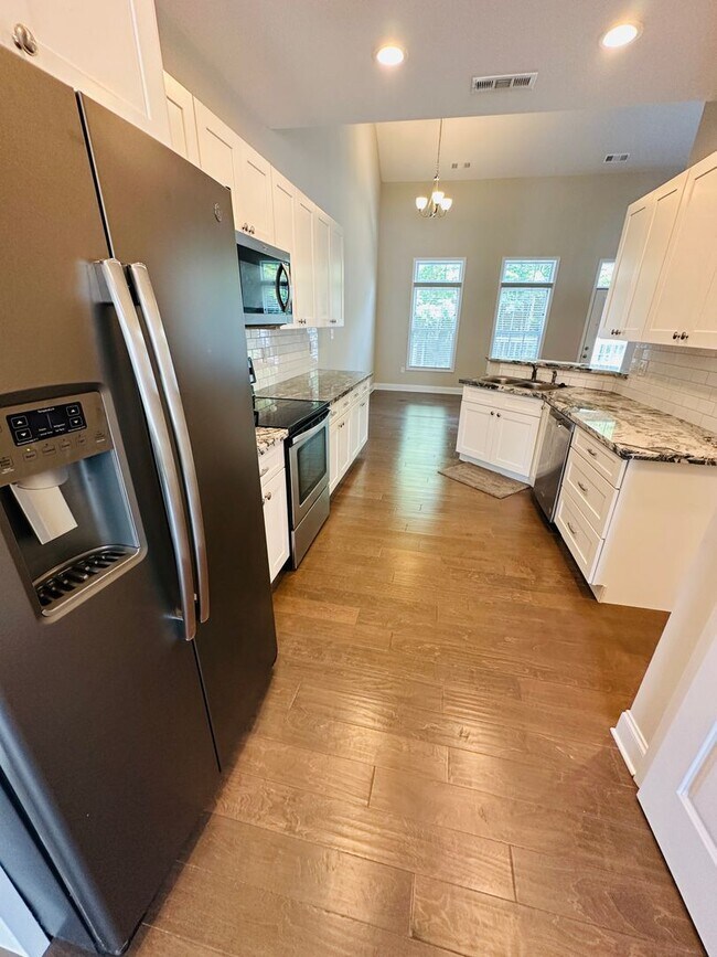 Building Photo - Vaulted Ceilings & Prime Location: Your Modern Knoxville Oasis!