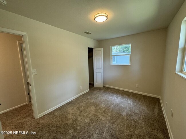 Building Photo - 6968 Miss Muffet Ln S