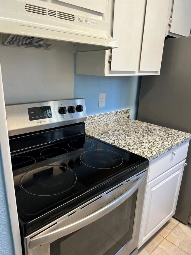 Building Photo - 8405 Wilcrest Dr