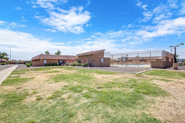 Building Photo - 2/2