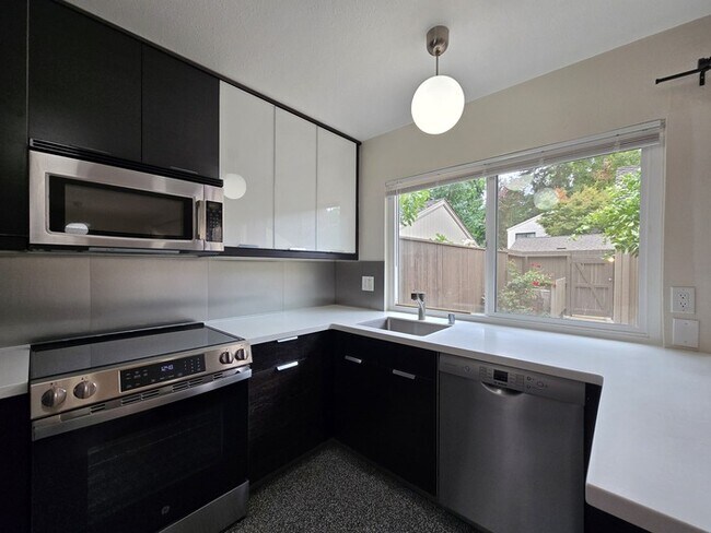 Building Photo - 1036 Vanderbilt Way