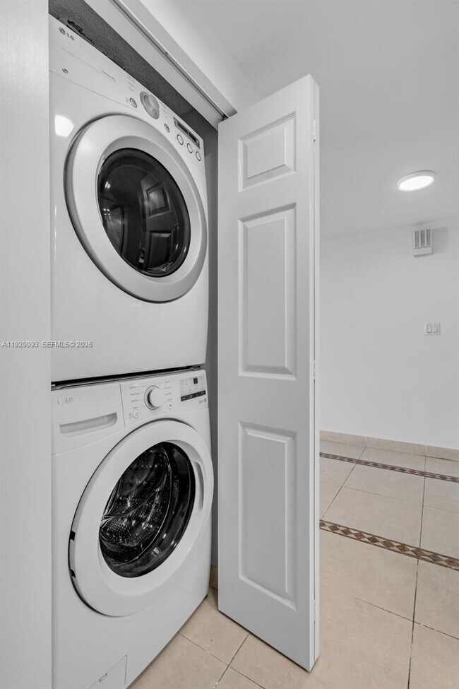 Building Photo - 121 Crandon Blvd