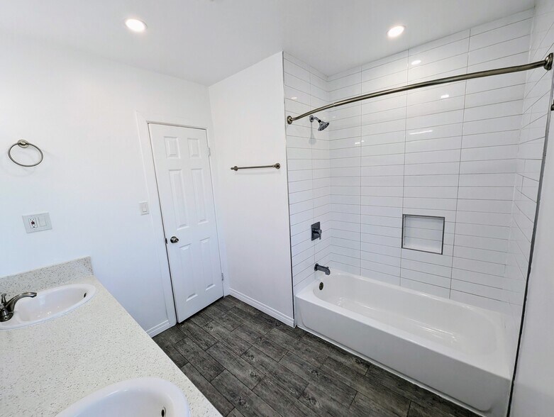 Building Photo - 2125 Carmona Ave