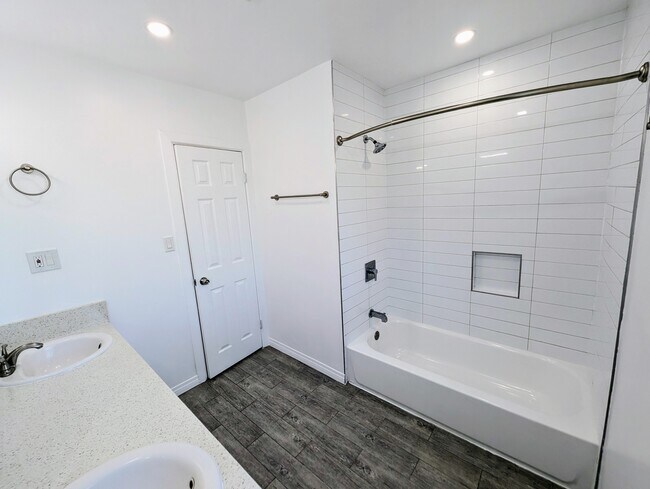 Building Photo - 2125 Carmona Ave