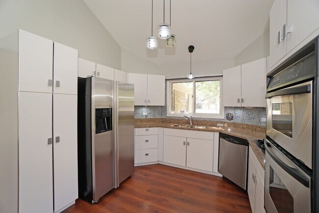 Building Photo - 229 Willow Pkwy