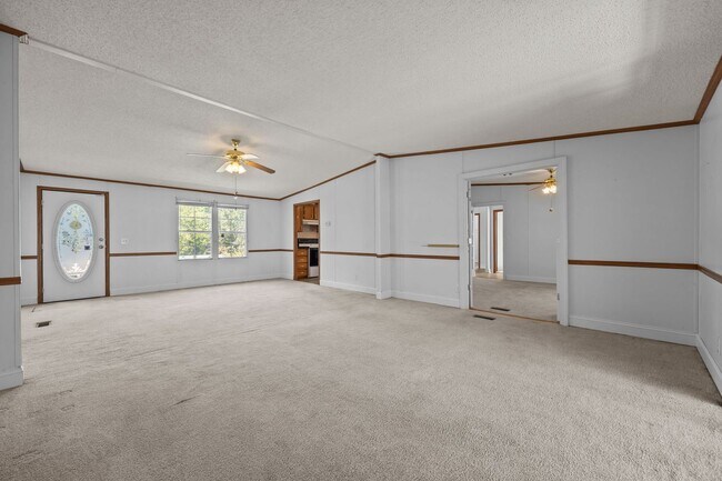 Building Photo - 4 bedroom 2 bathroom spacious home!
