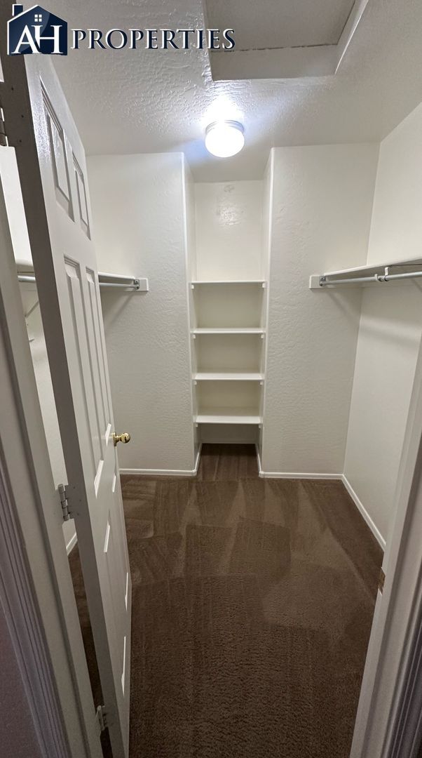 Building Photo - 3 Bed 2.5 bath 2 story house LOTS of storage