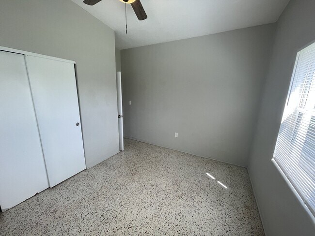 Building Photo - Desirable location in Melbourne FL