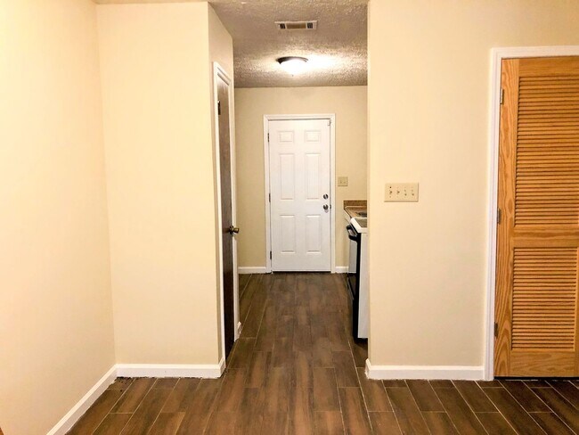 Building Photo - AVAILABLE NOVEMBER 2025 | 2BR 1BA Duplex