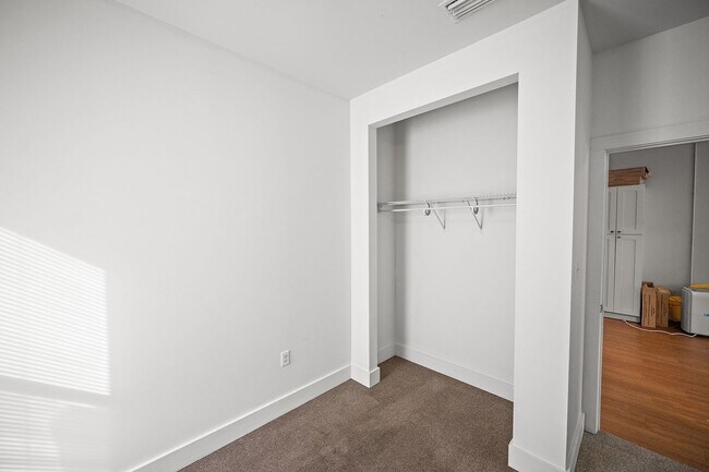 Building Photo - 635 E Azalea Ave