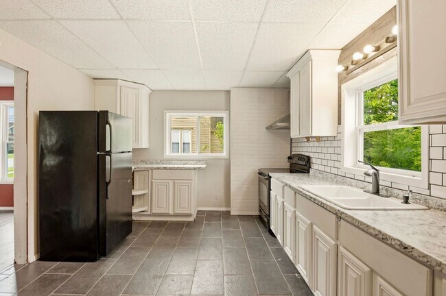 Building Photo - 123 Woodside Ln