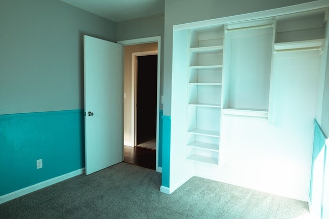 Building Photo - Gorgeous Family Home on Cul-de-Sac