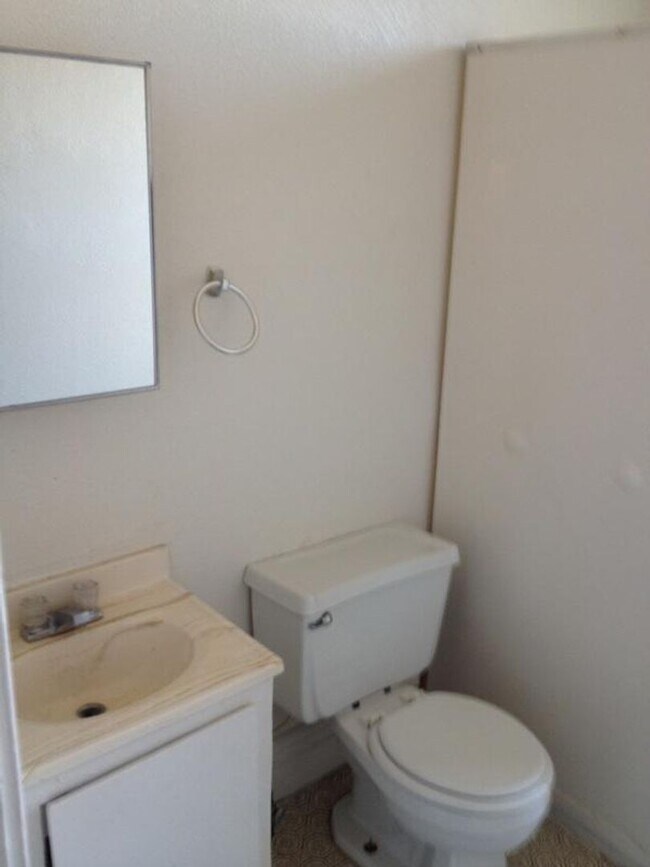 Building Photo - Small Affordable Downtown Davenport Studio
