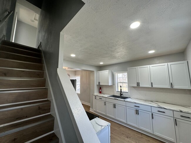 Building Photo - 215 E North - 4 Bedroom/1 Bathroom Home Do...