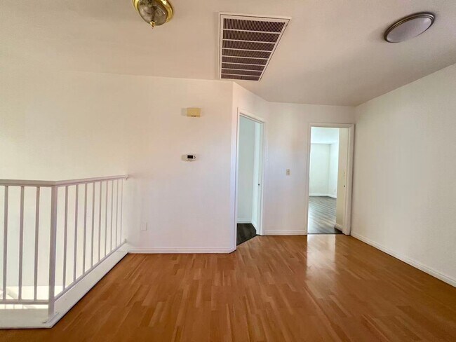 Building Photo - Stunning 5 bedroom, 2.5 bathroom home