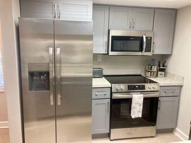 Building Photo - Furnished condo with dock!