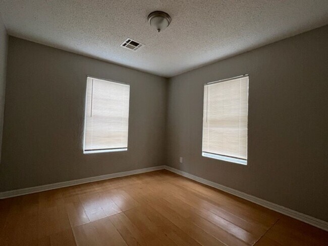 Building Photo - 1210 NW Baldwin- AVAILABLE NOW!