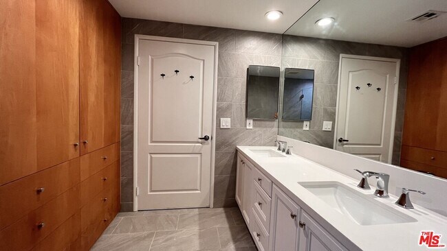 Building Photo - 11099 Ophir Dr