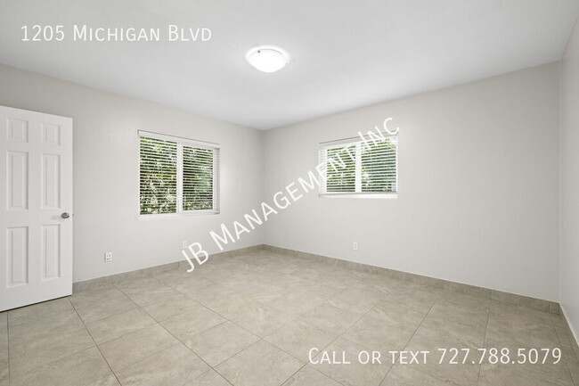 Building Photo - Available Now!! 3/2/2 Spacious home!