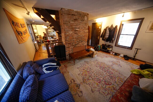 Building Photo - 107 Howe St