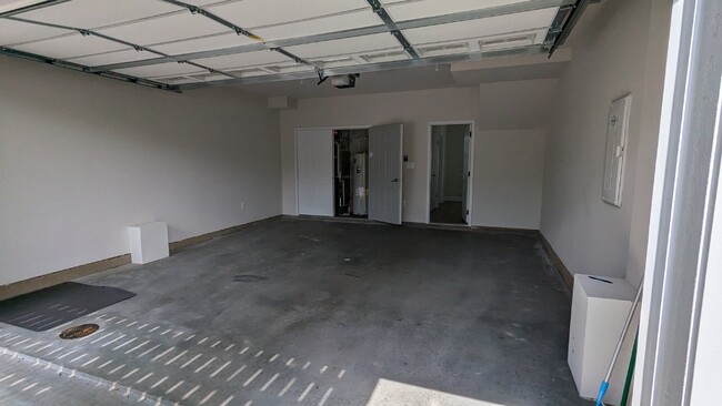 Building Photo - 4 Bed / 3.5 Bath Newly built Townhouse (Av...