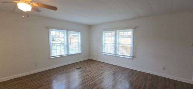 Building Photo - 2 bed 2 baths with large screened patio