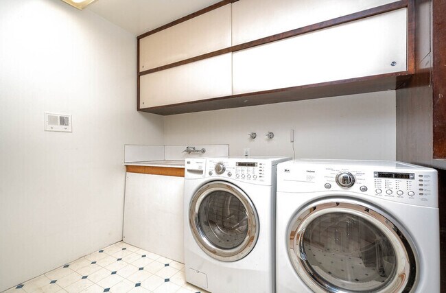 Building Photo - 2343 NW 94th St