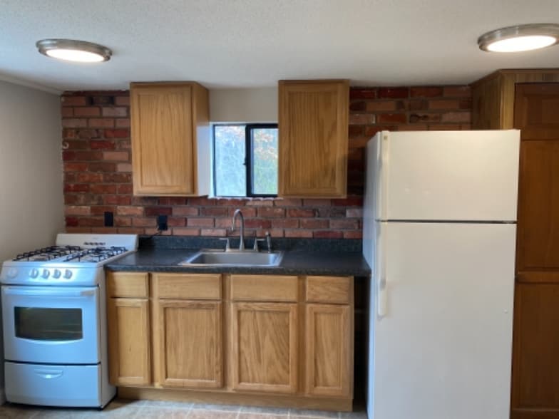 Building Photo - 339 Village St