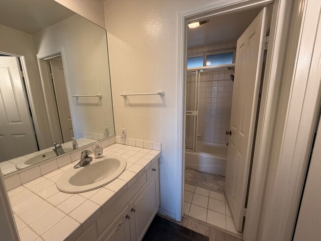 Building Photo - Bright Furnished 1BD in Prime Santa Monica Location w/ Private Balcony