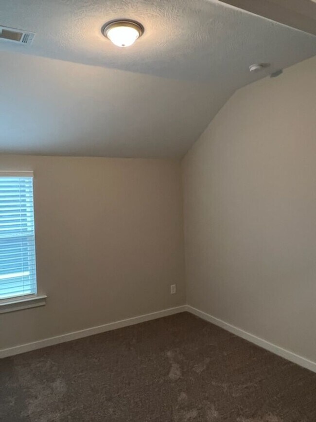 Building Photo - Beautiful and spacious 2 Story in Summerto...