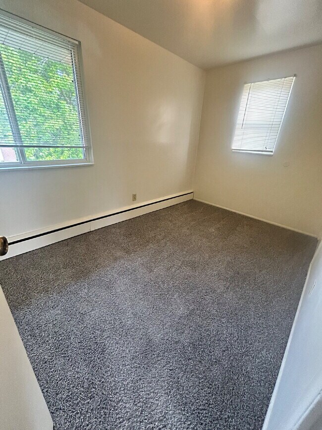 Building Photo - Available now! 2 bedroom, 1 bath apartment...