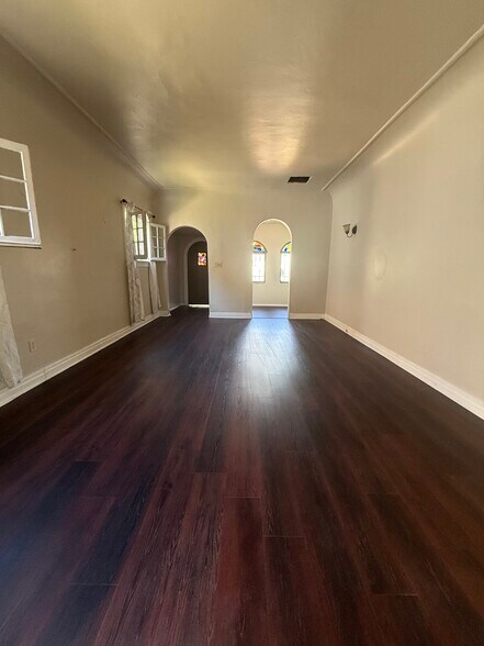 Building Photo - 839 N Poinsettia Pl