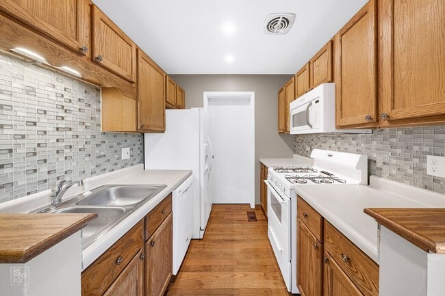 Building Photo - Beautiful End Unit Townhome with Garage!